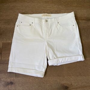GAP WHITE JEAN BERMUDA SHORTS SIZE 32